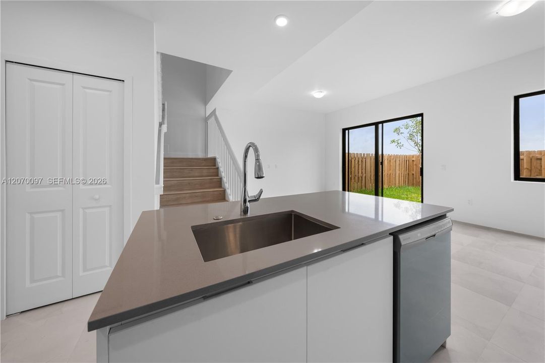 En Venta: $393,000 (3 camas, 2 baños, 1558 Pies cuadrados)