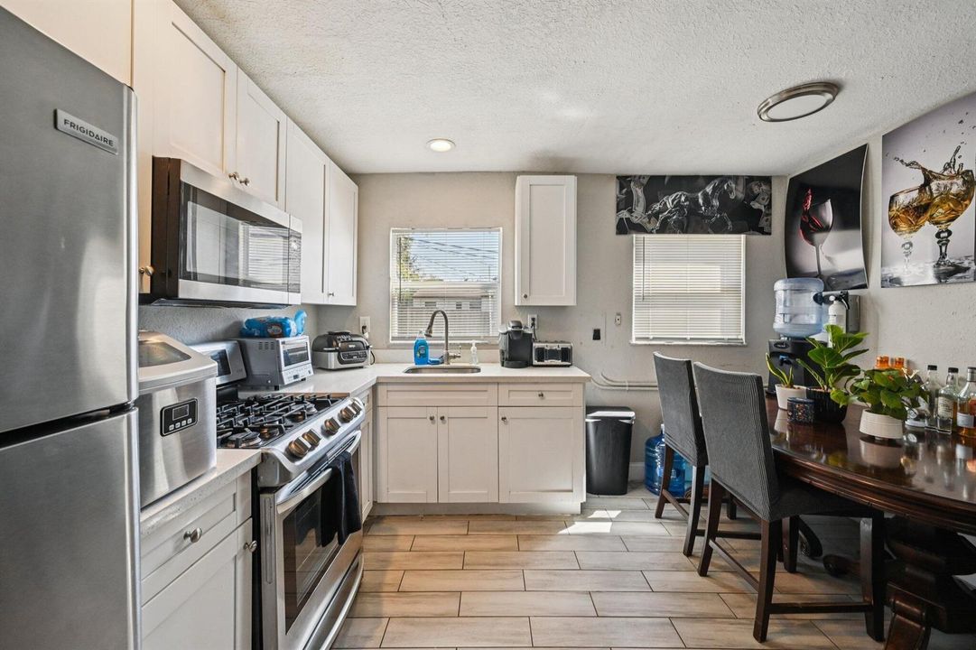 1-web-or-mls-McIntosh St-S2903-016