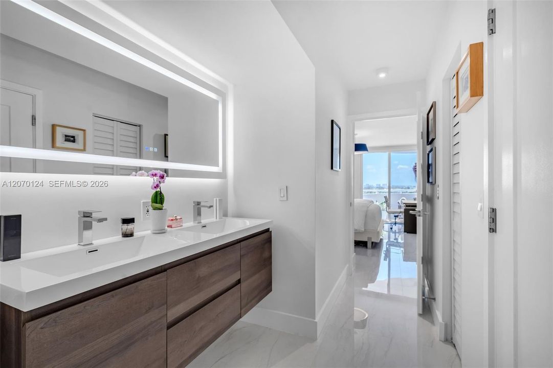 For Sale: $1,095,000 (2 beds, 2 baths, 1340 Square Feet)