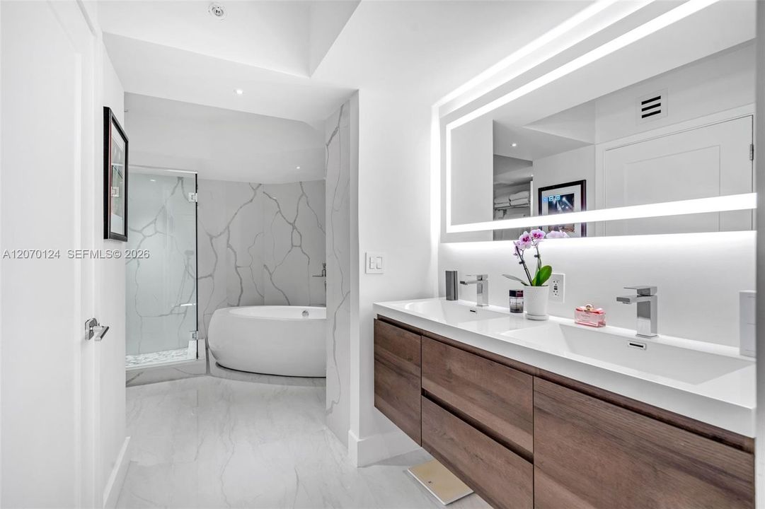 For Sale: $1,095,000 (2 beds, 2 baths, 1340 Square Feet)
