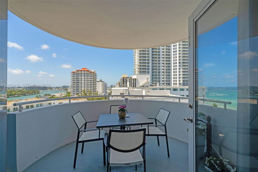 For Sale: $1,095,000 (2 beds, 2 baths, 1340 Square Feet)