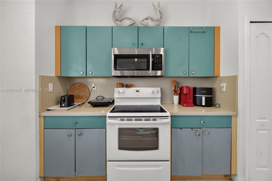For Sale: $799,000 (5 beds, 3 baths, 2618 Square Feet)