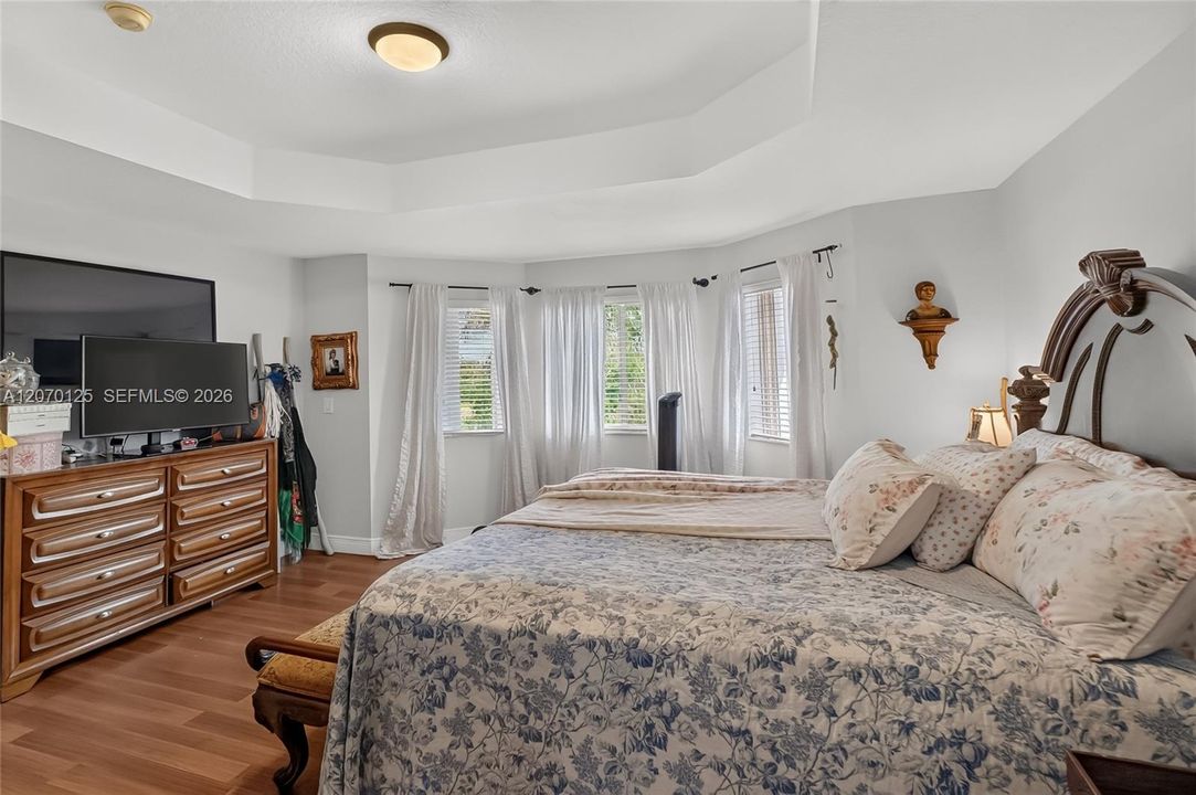 For Sale: $799,000 (5 beds, 3 baths, 2618 Square Feet)