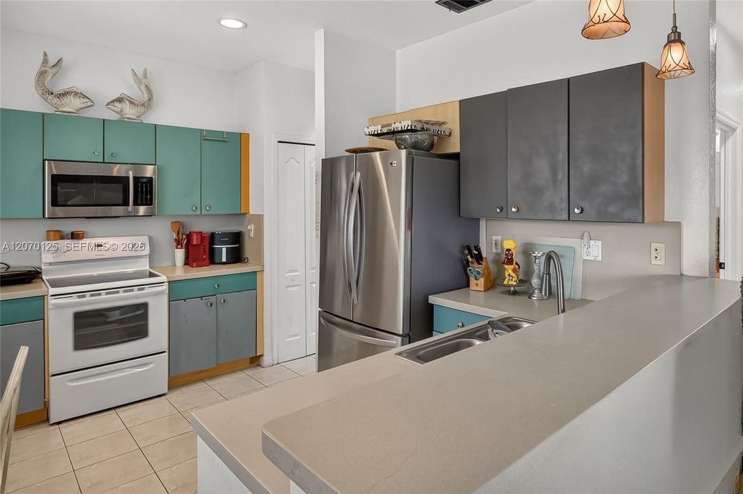 For Sale: $799,000 (5 beds, 3 baths, 2618 Square Feet)