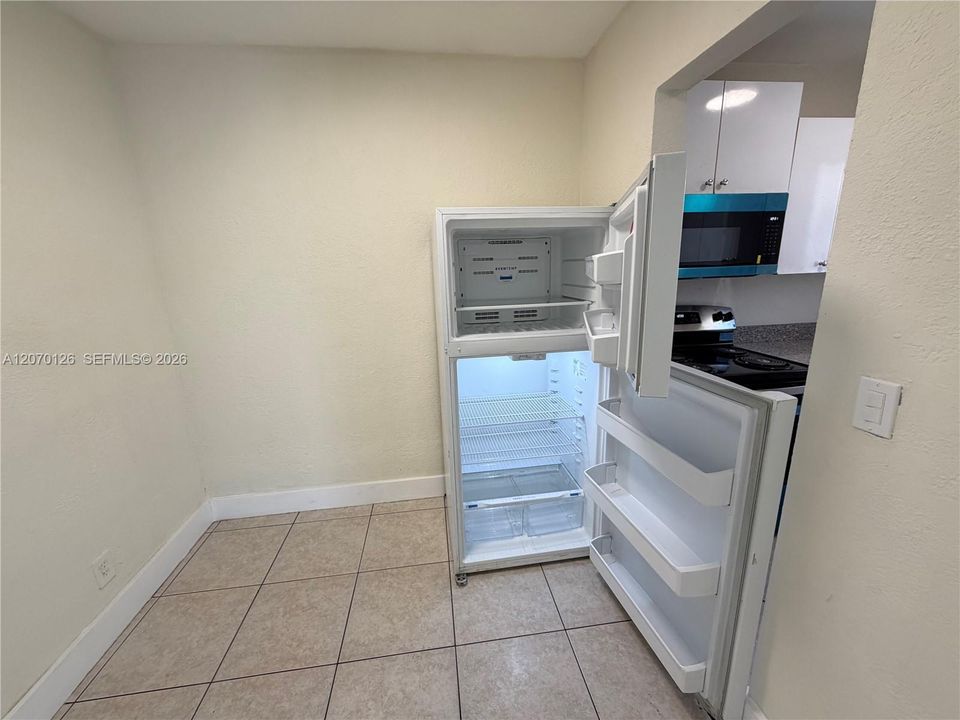 For Rent: $1,750 (2 beds, 1 baths, 750 Square Feet)