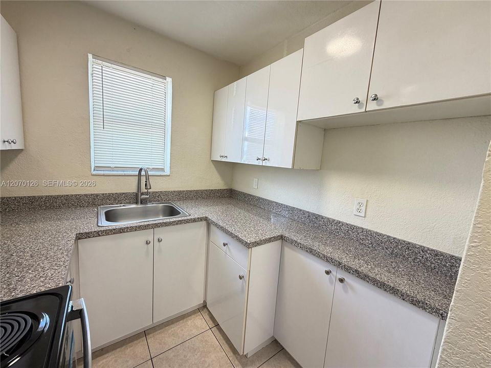 For Rent: $1,750 (2 beds, 1 baths, 750 Square Feet)