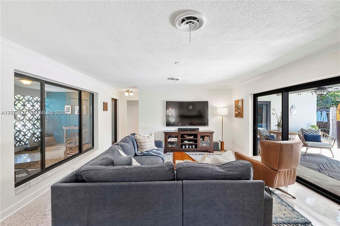 For Rent: $5,200 (3 beds, 2 baths, 1688 Square Feet)