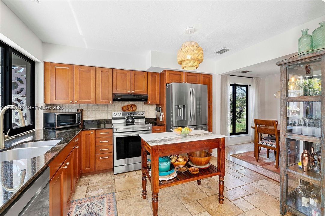 For Rent: $5,200 (3 beds, 2 baths, 1688 Square Feet)