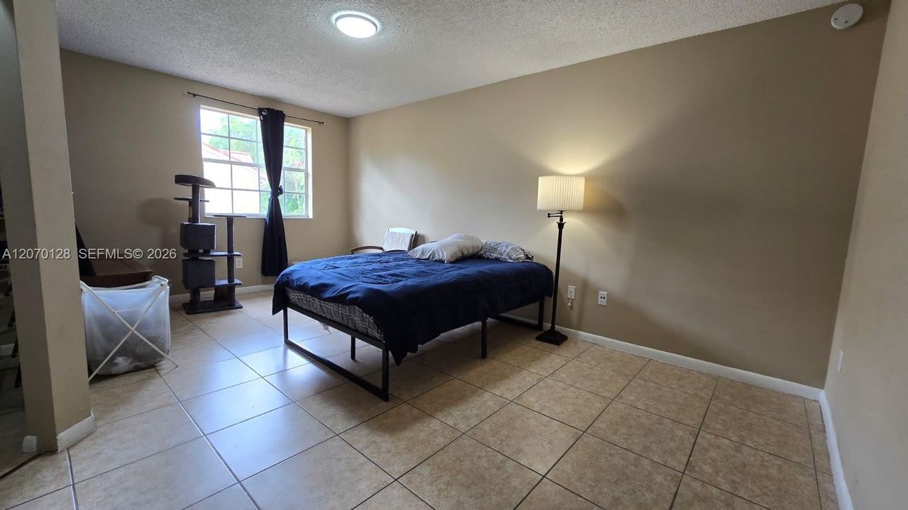 For Rent: $1,900 (1 beds, 1 baths, 887 Square Feet)