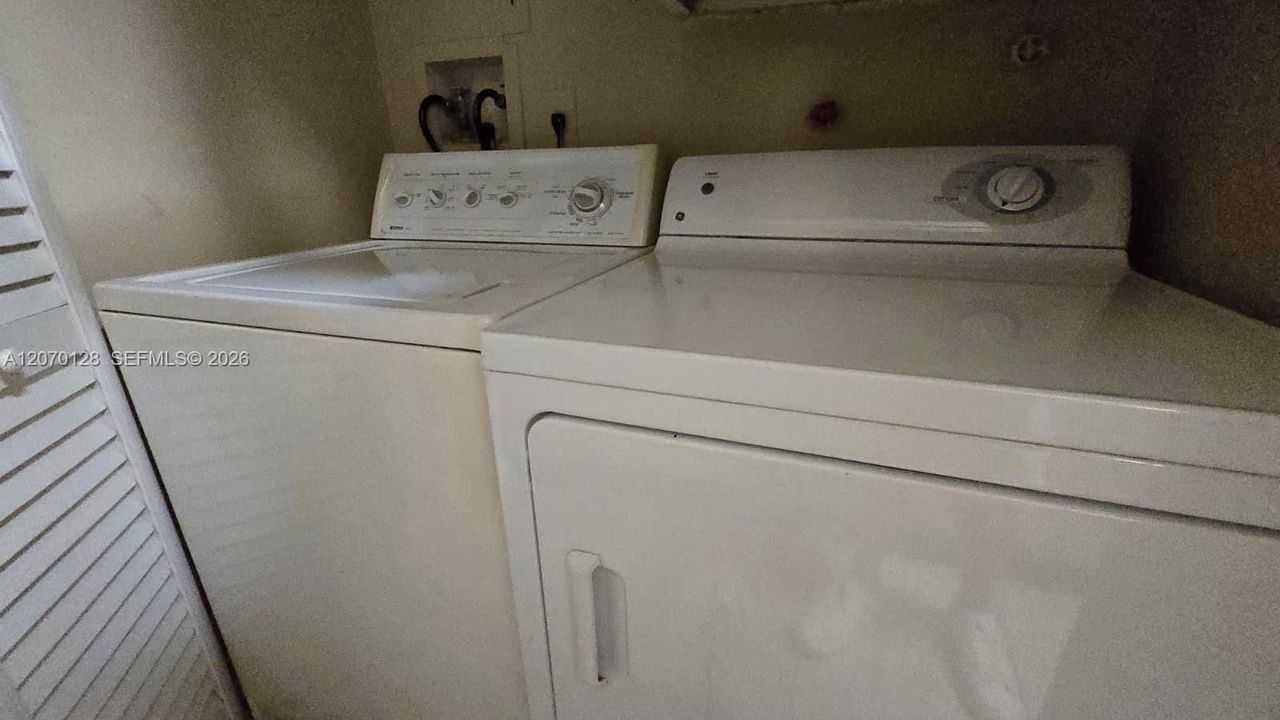For Rent: $1,900 (1 beds, 1 baths, 887 Square Feet)