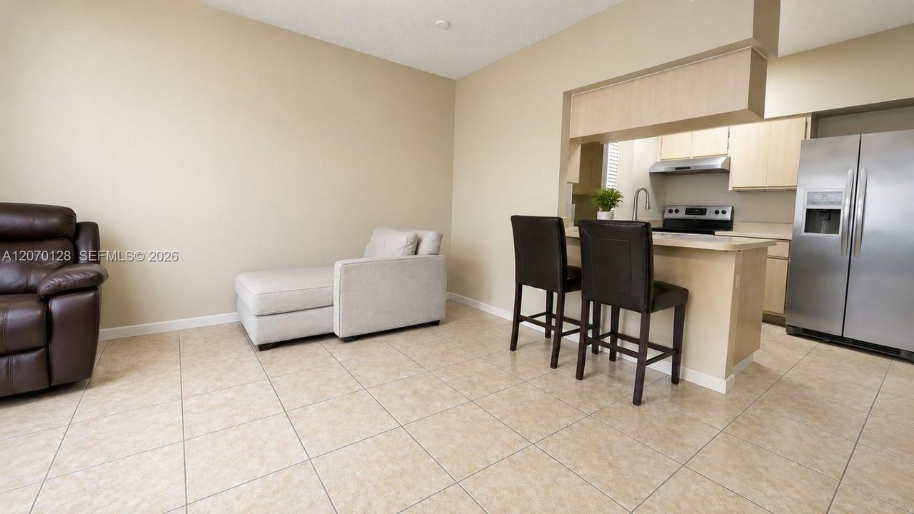 For Rent: $1,900 (1 beds, 1 baths, 887 Square Feet)