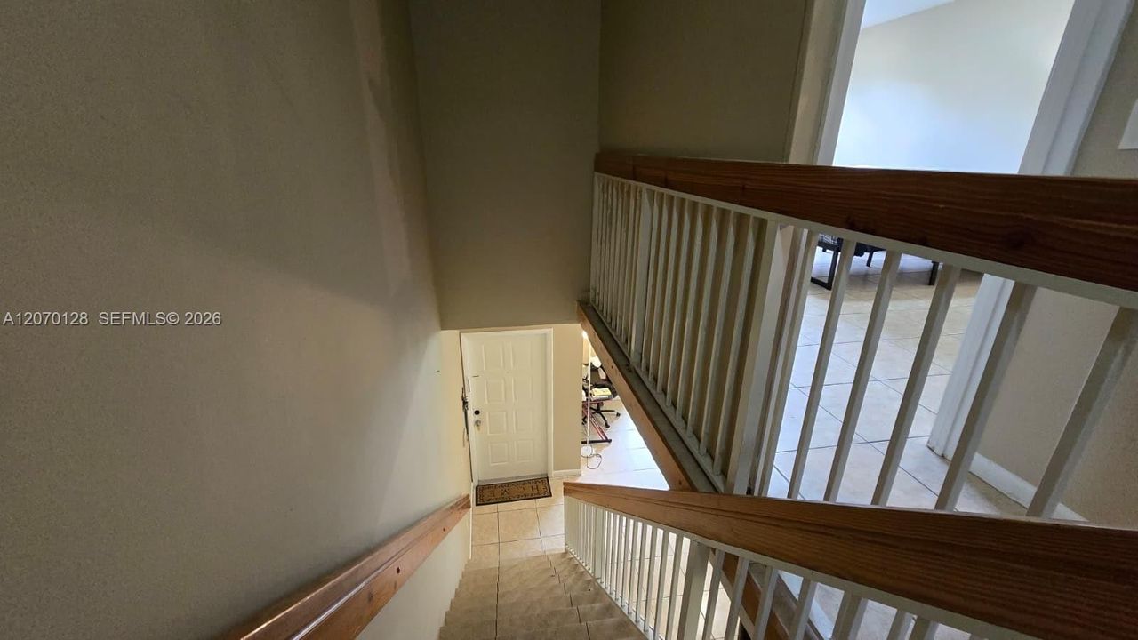 For Rent: $1,900 (1 beds, 1 baths, 887 Square Feet)