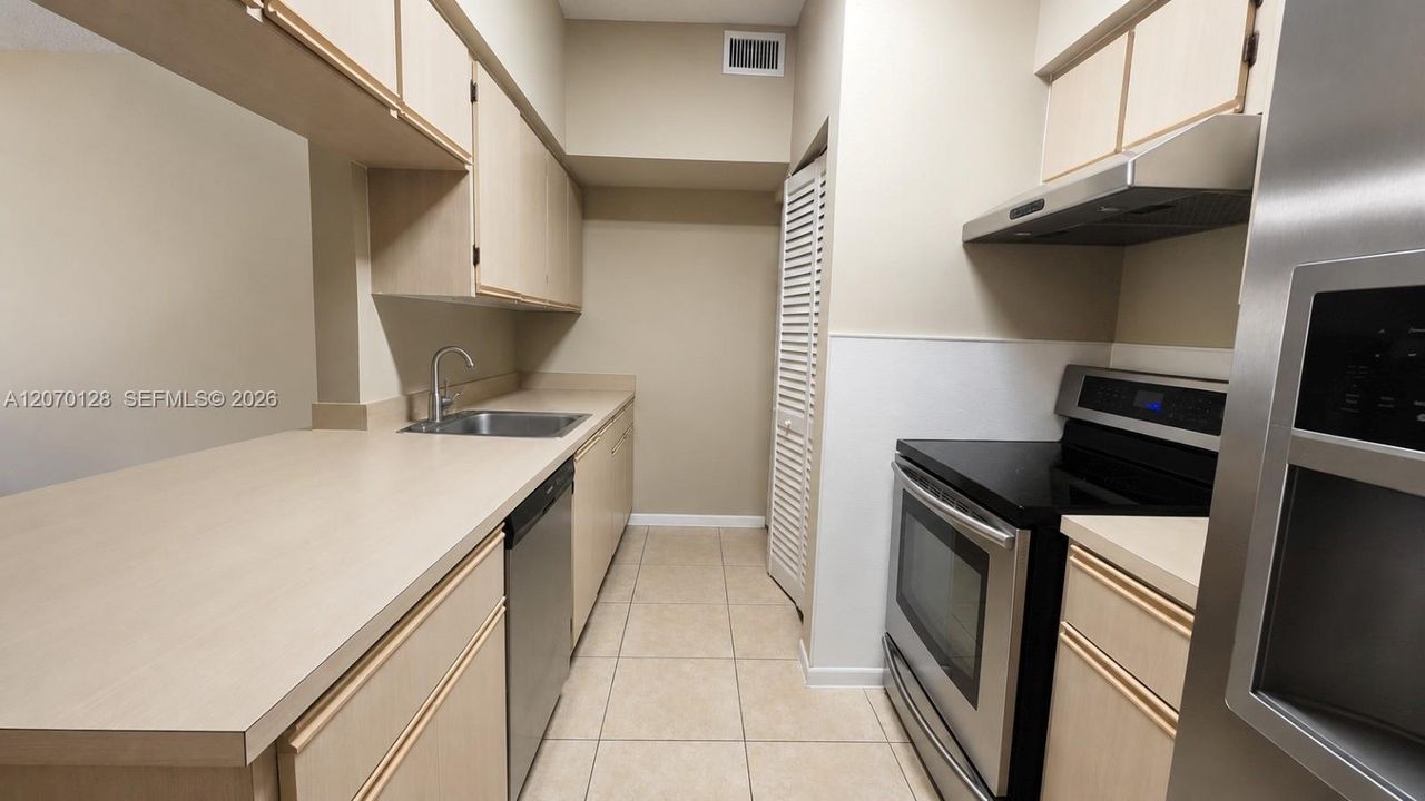 For Rent: $1,900 (1 beds, 1 baths, 887 Square Feet)