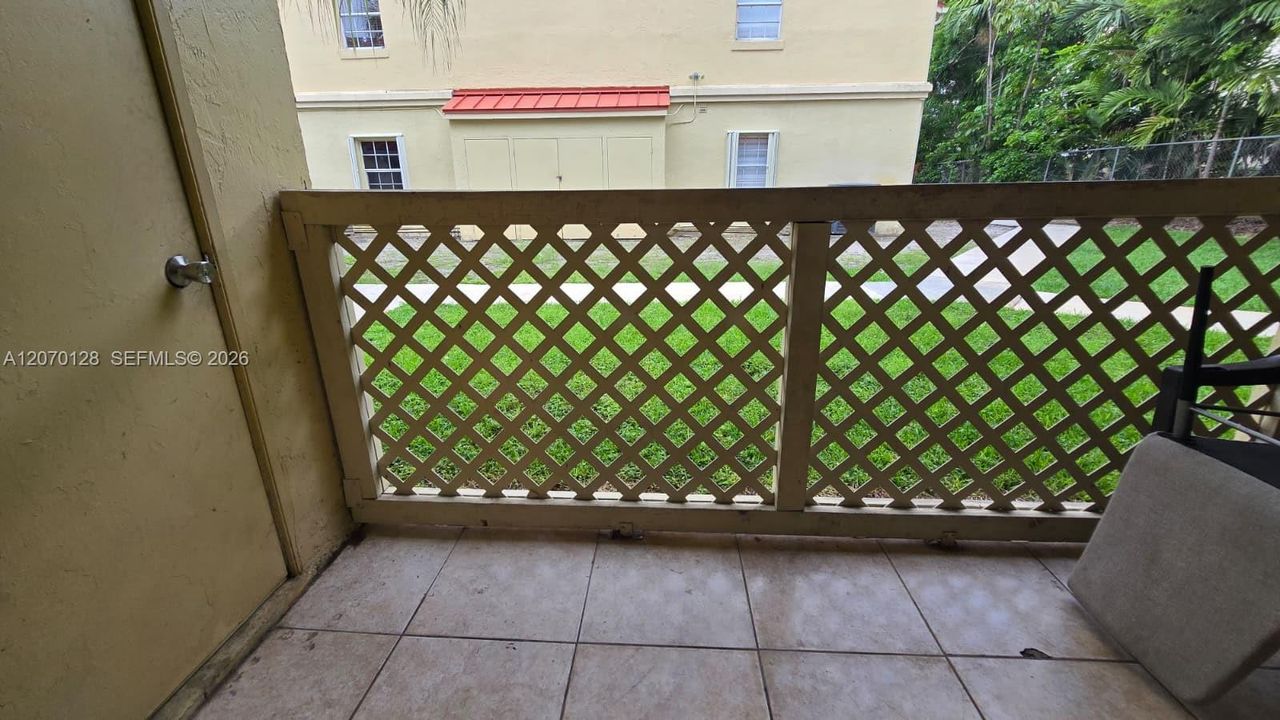 For Rent: $1,900 (1 beds, 1 baths, 887 Square Feet)