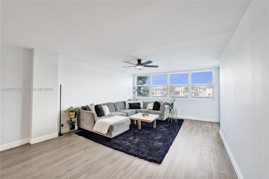 For Sale: $274,000 (1 beds, 1 baths, 864 Square Feet)
