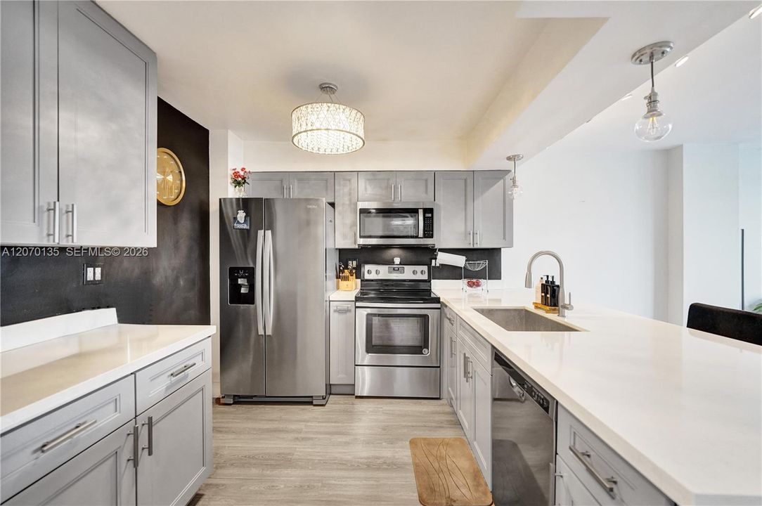 For Sale: $274,000 (1 beds, 1 baths, 864 Square Feet)
