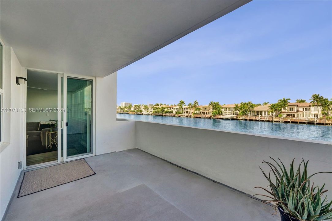 For Sale: $274,000 (1 beds, 1 baths, 864 Square Feet)