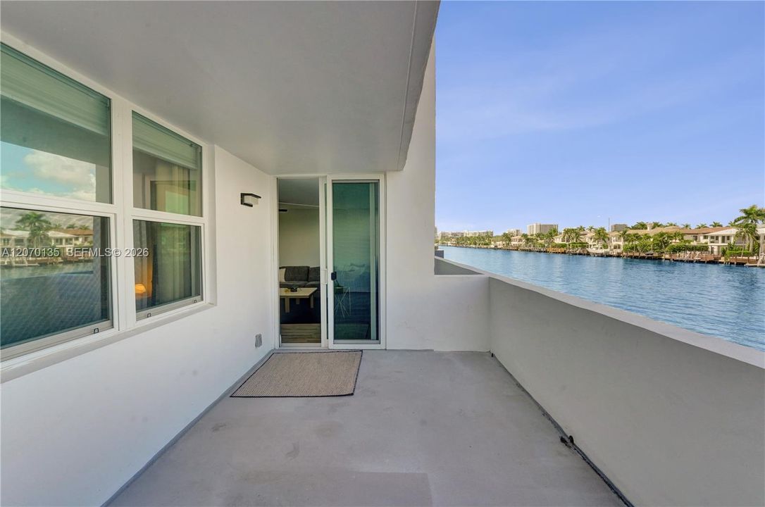For Sale: $274,000 (1 beds, 1 baths, 864 Square Feet)