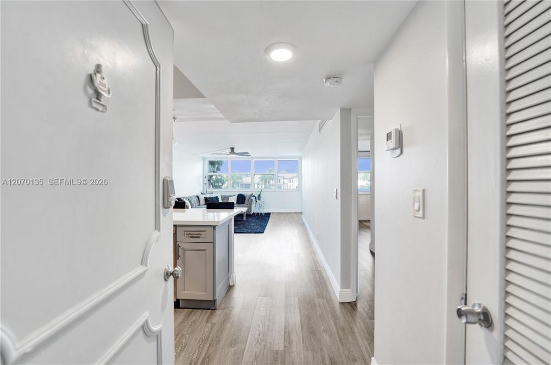 For Sale: $274,000 (1 beds, 1 baths, 864 Square Feet)