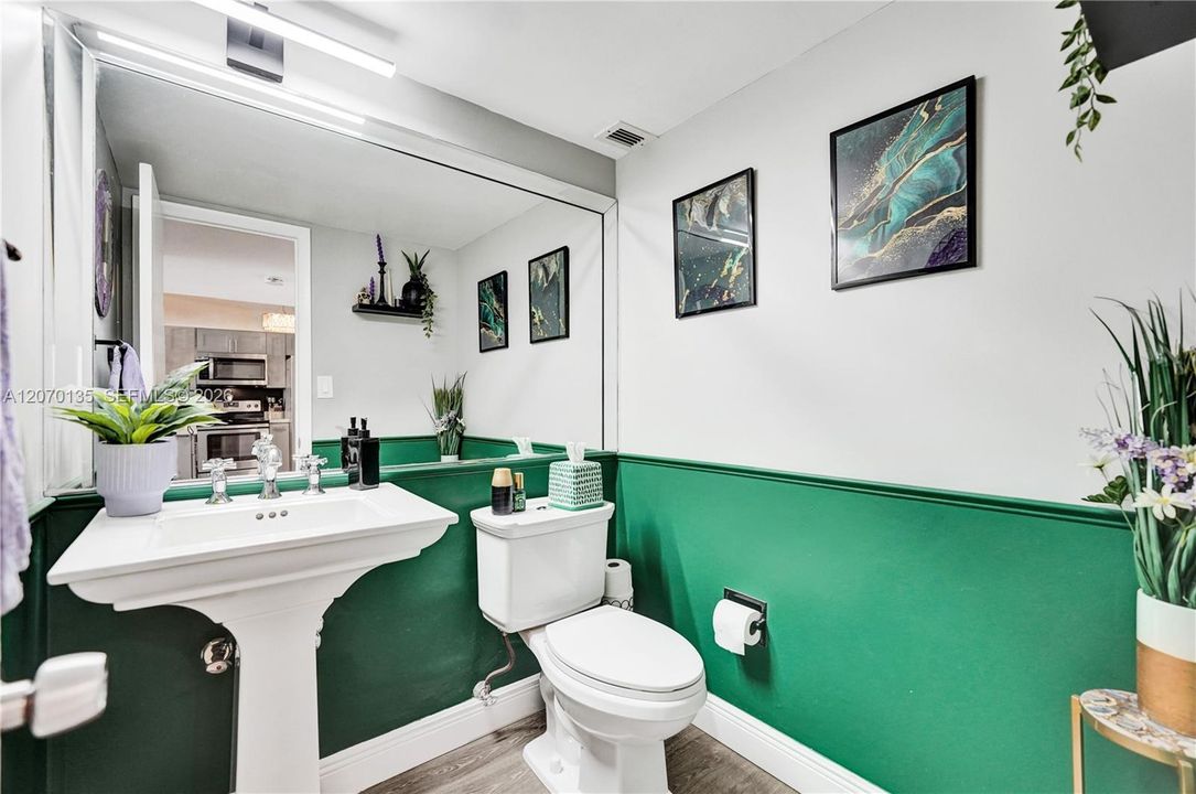 For Sale: $274,000 (1 beds, 1 baths, 864 Square Feet)