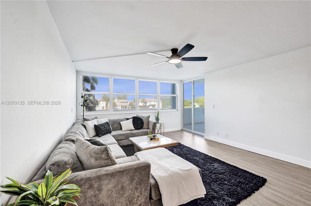 For Sale: $274,000 (1 beds, 1 baths, 864 Square Feet)