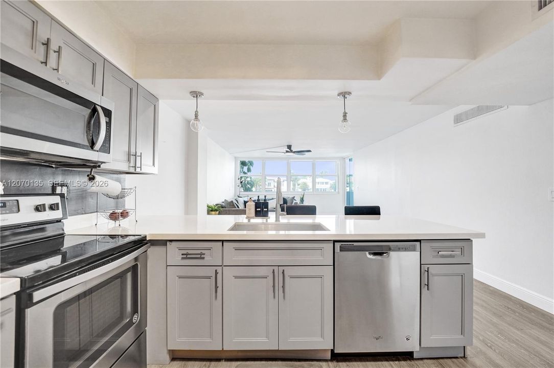 For Sale: $274,000 (1 beds, 1 baths, 864 Square Feet)