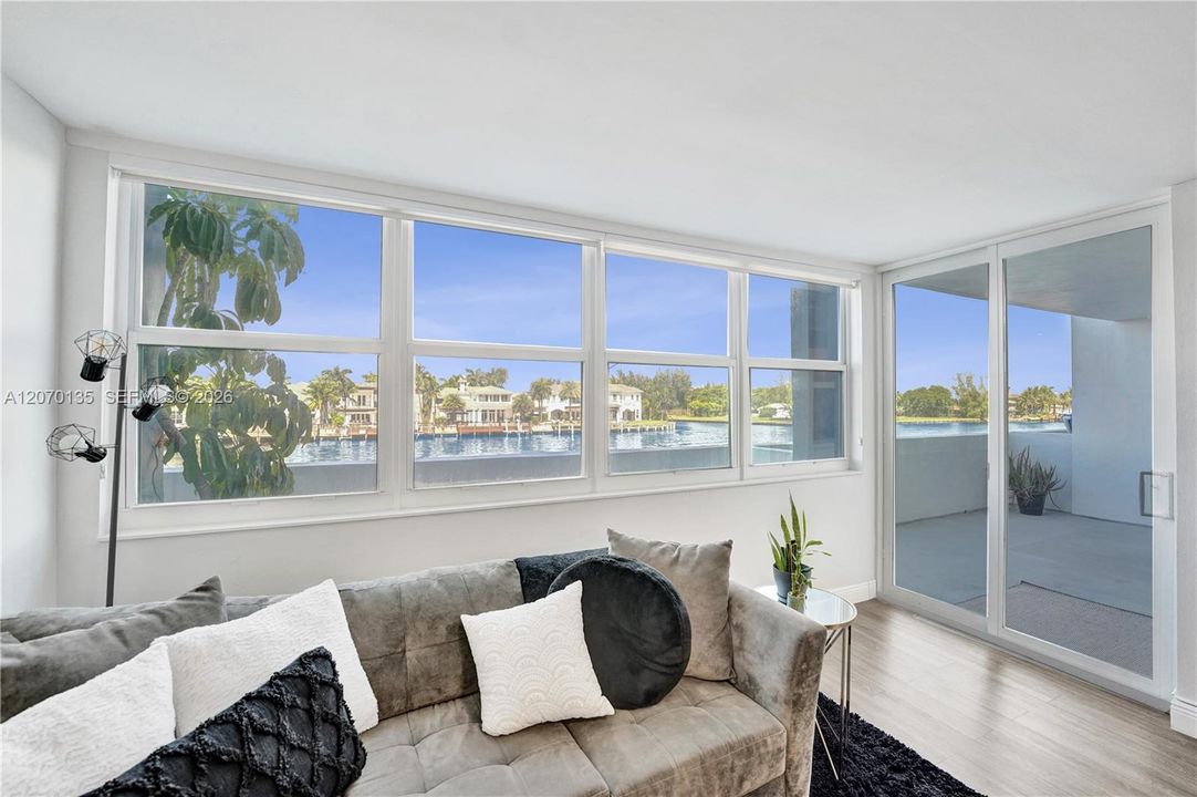 For Sale: $274,000 (1 beds, 1 baths, 864 Square Feet)