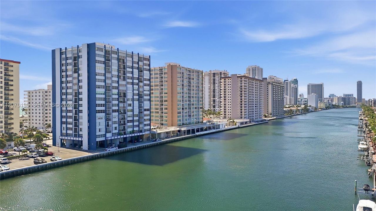 For Sale: $274,000 (1 beds, 1 baths, 864 Square Feet)