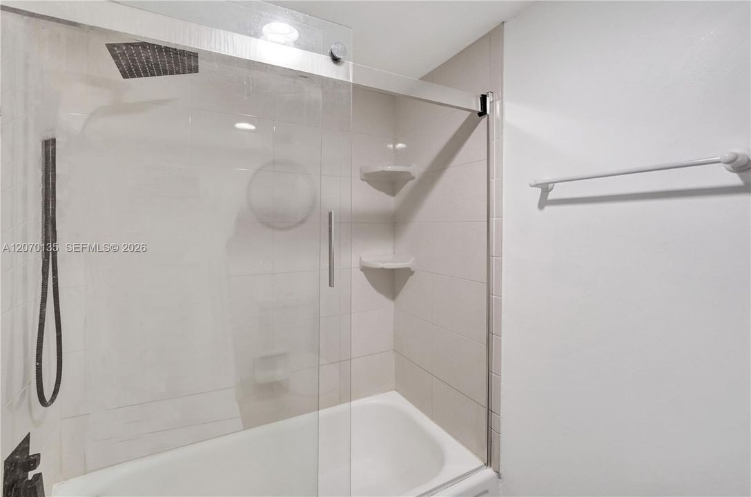 For Sale: $274,000 (1 beds, 1 baths, 864 Square Feet)