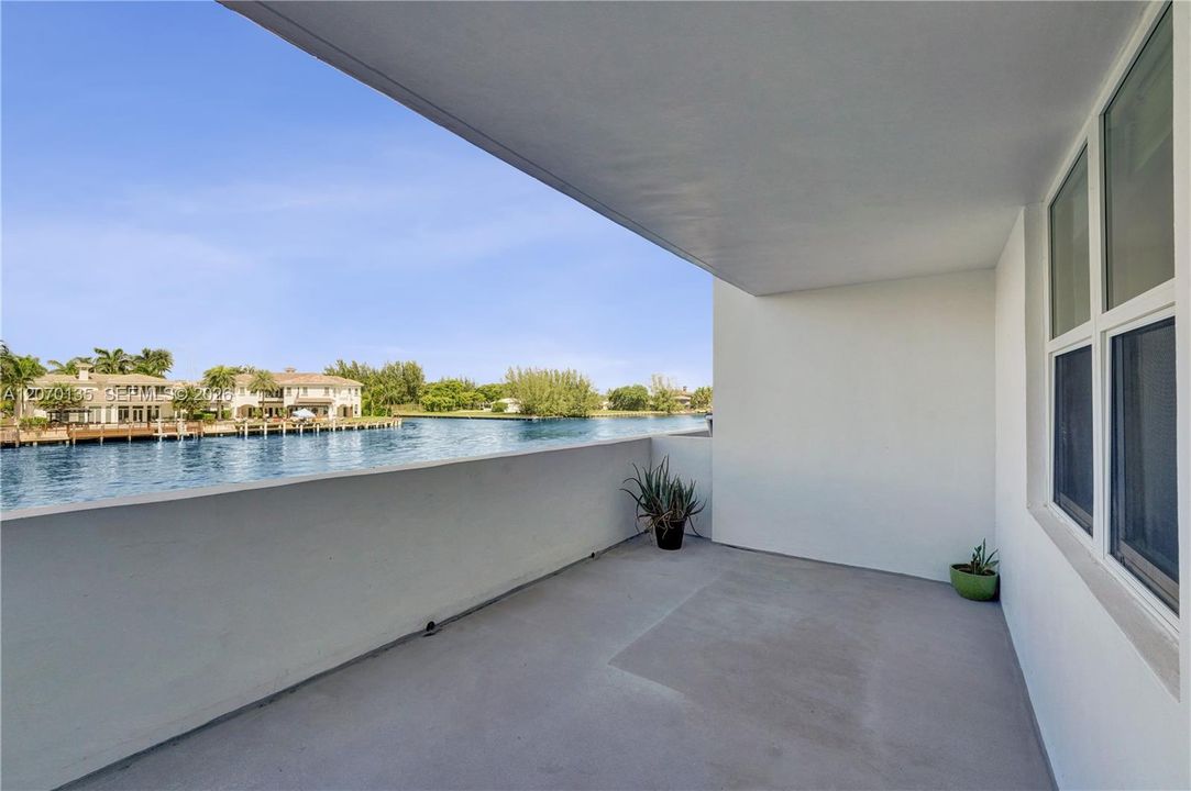 For Sale: $274,000 (1 beds, 1 baths, 864 Square Feet)