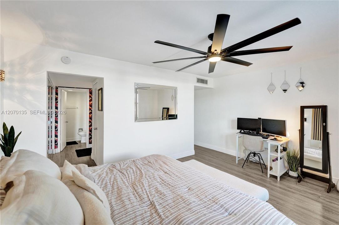 For Sale: $274,000 (1 beds, 1 baths, 864 Square Feet)
