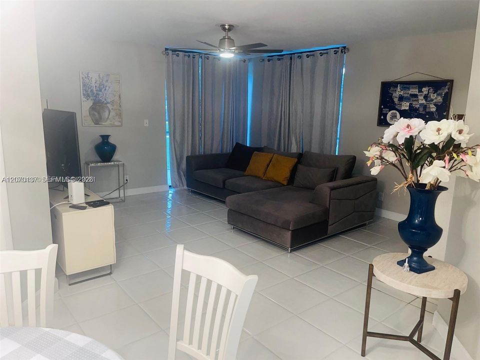 For Rent: $2,800 (3 beds, 2 baths, 1100 Square Feet)