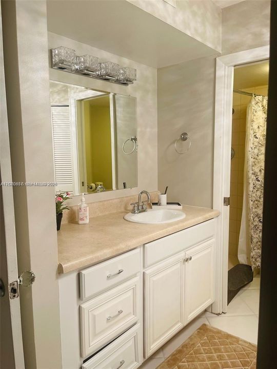 For Rent: $2,800 (3 beds, 2 baths, 1100 Square Feet)