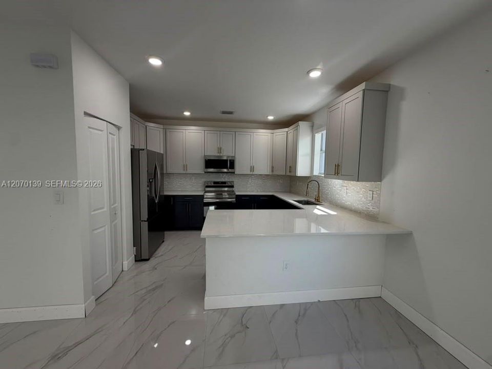 For Rent: $4,400 (5 beds, 3 baths, 2905 Square Feet)