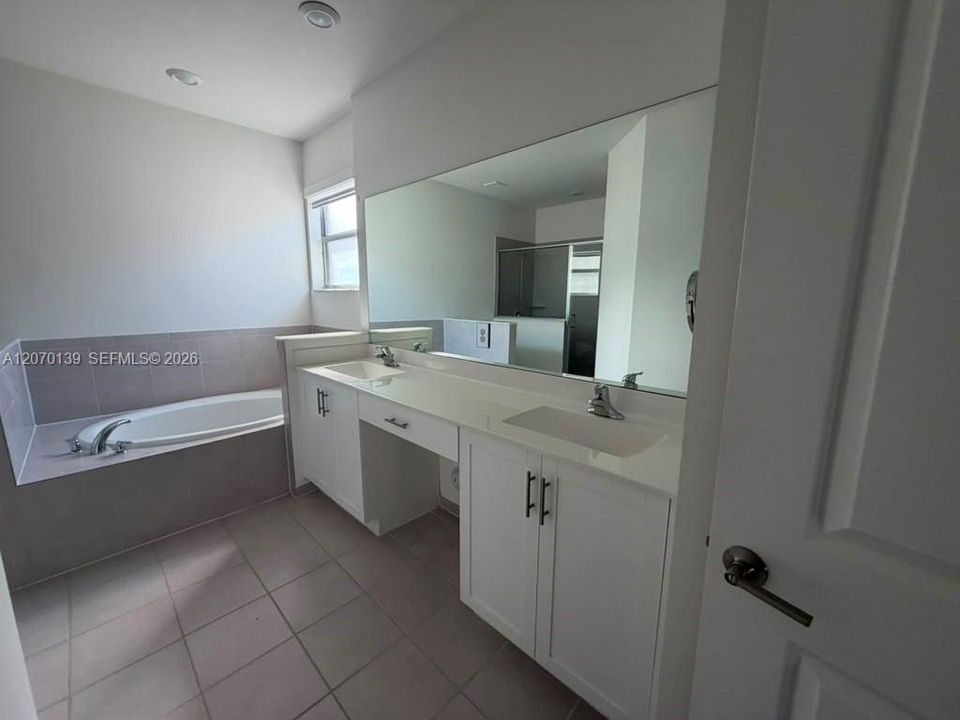 For Rent: $4,400 (5 beds, 3 baths, 2905 Square Feet)