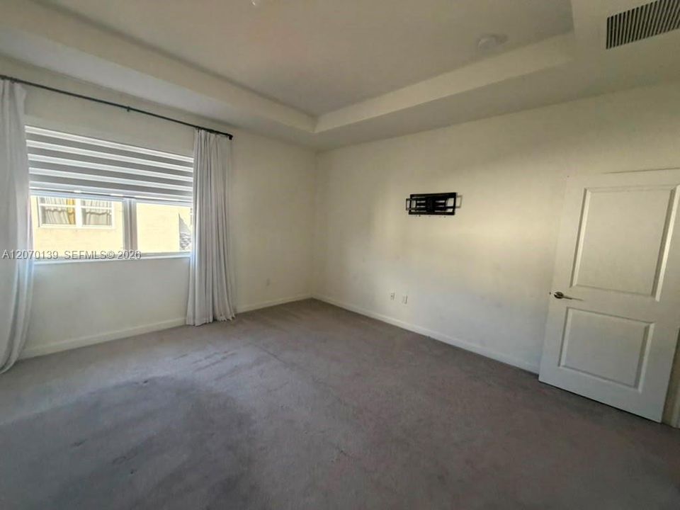 For Rent: $4,400 (5 beds, 3 baths, 2905 Square Feet)