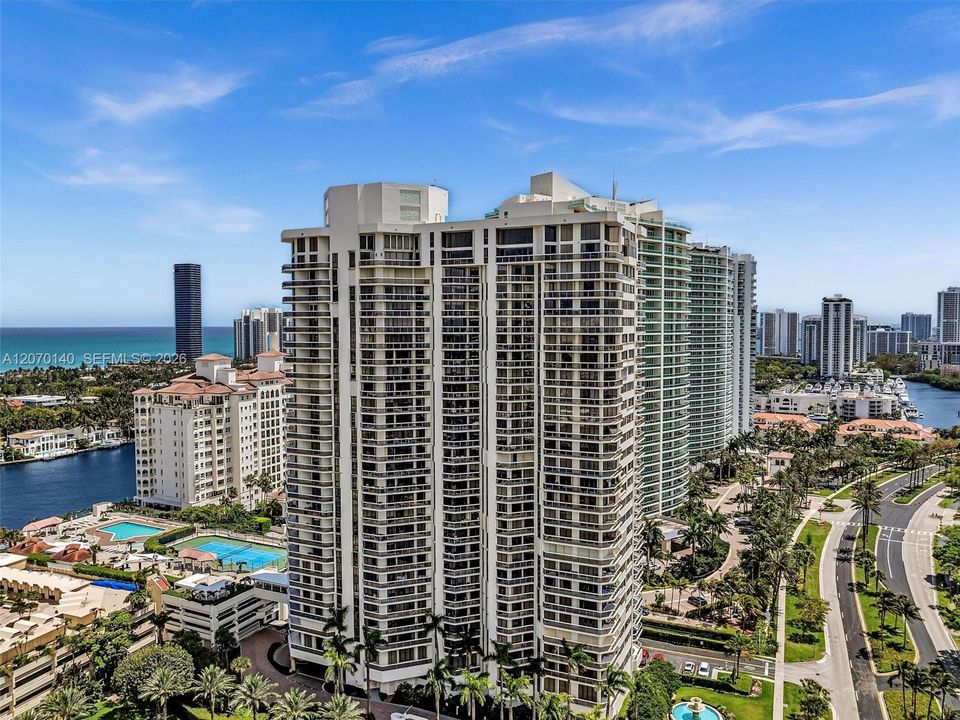En Venta: $1,150,000 (3 camas, 2 baños, 3010 Pies cuadrados)