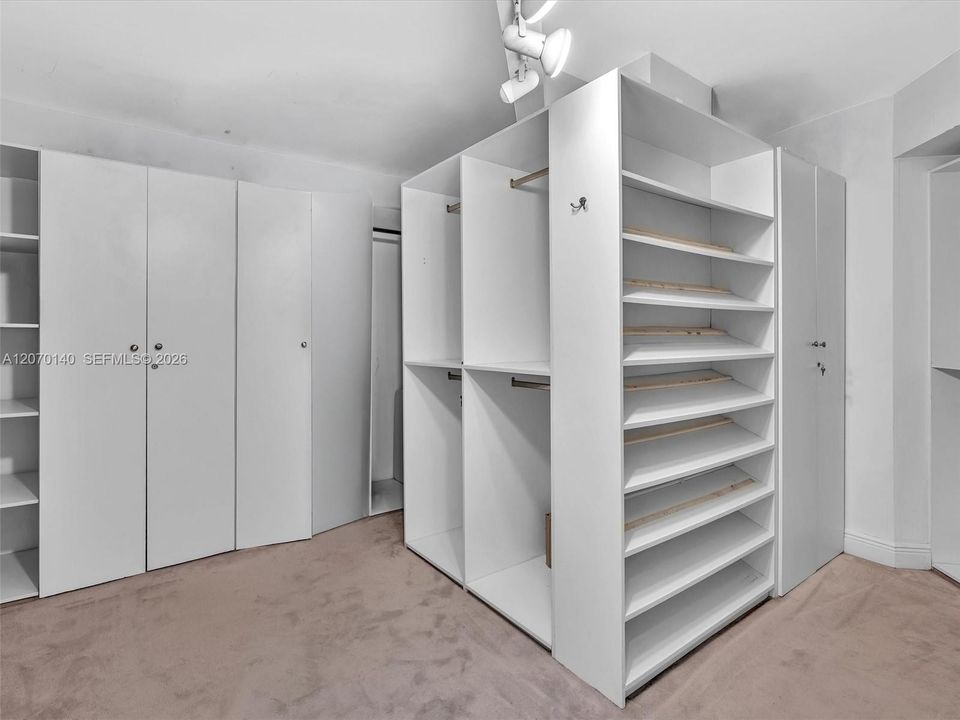 En Venta: $1,150,000 (3 camas, 2 baños, 3010 Pies cuadrados)