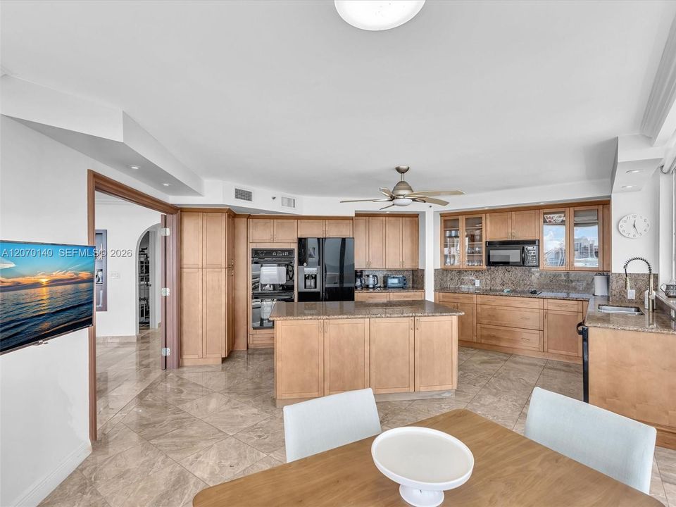 En Venta: $1,150,000 (3 camas, 2 baños, 3010 Pies cuadrados)