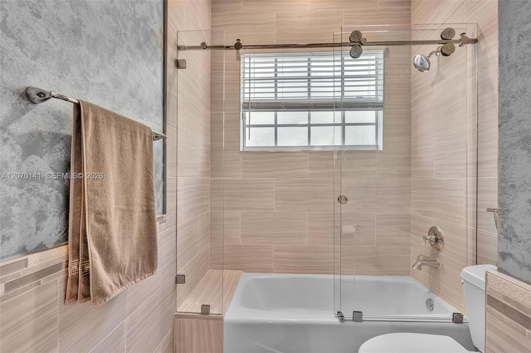 For Sale: $5,395,000 (7 beds, 6 baths, 7657 Square Feet)