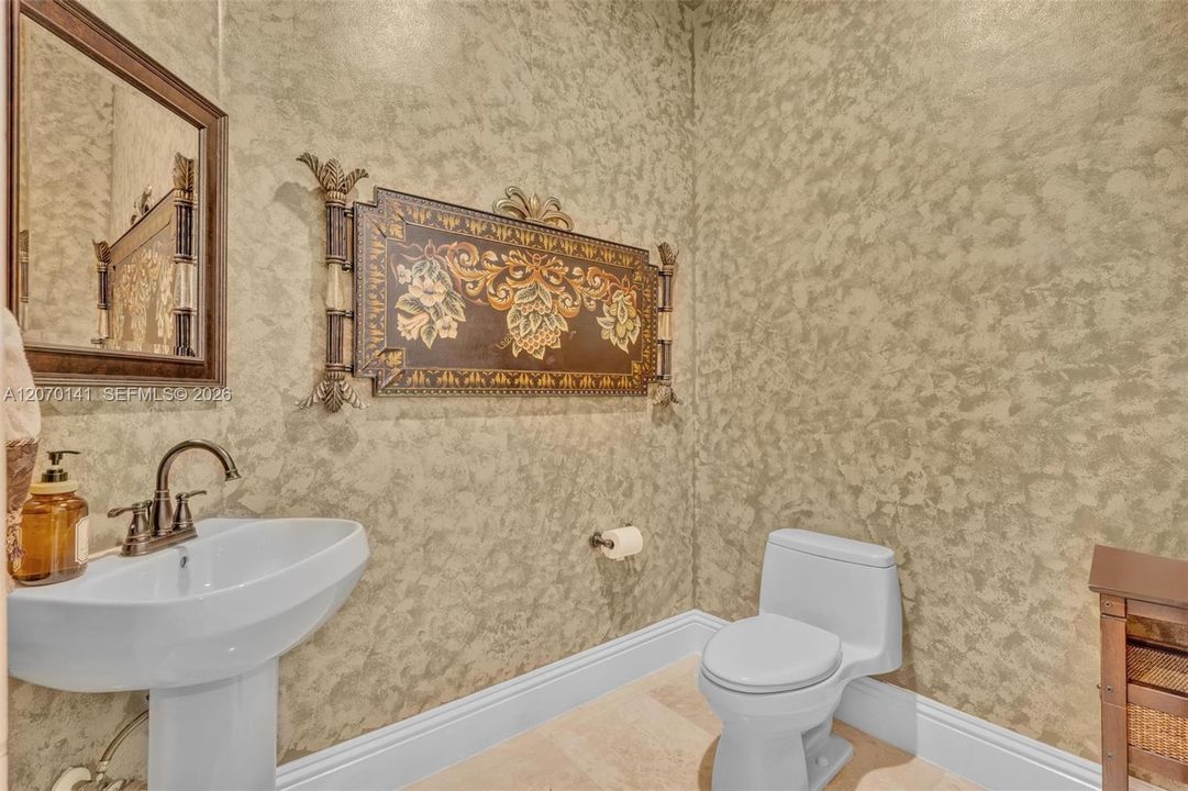 For Sale: $5,395,000 (7 beds, 6 baths, 7657 Square Feet)