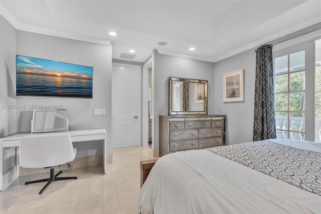 For Sale: $5,395,000 (7 beds, 6 baths, 7657 Square Feet)