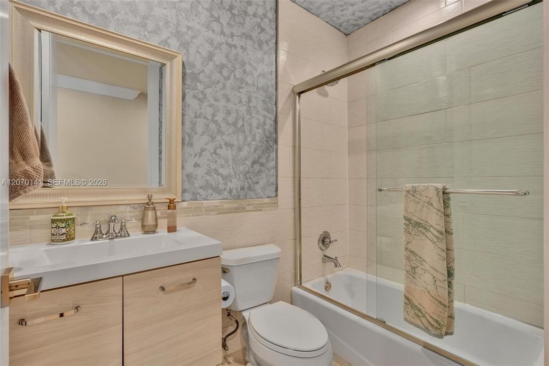 For Sale: $5,395,000 (7 beds, 6 baths, 7657 Square Feet)