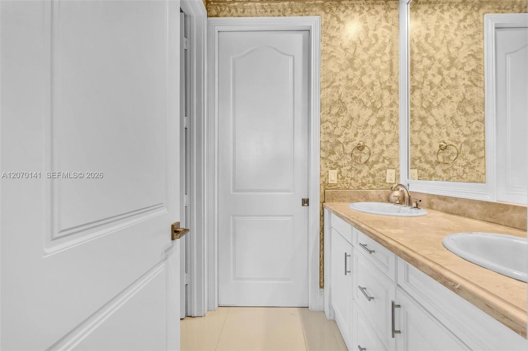 For Sale: $5,395,000 (7 beds, 6 baths, 7657 Square Feet)