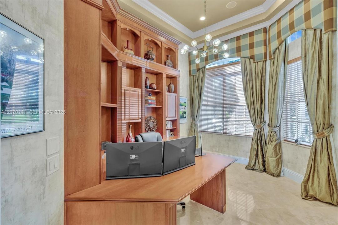 For Sale: $5,395,000 (7 beds, 6 baths, 7657 Square Feet)