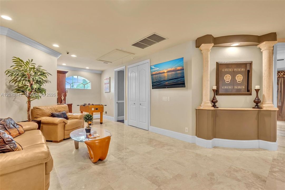 For Sale: $5,395,000 (7 beds, 6 baths, 7657 Square Feet)
