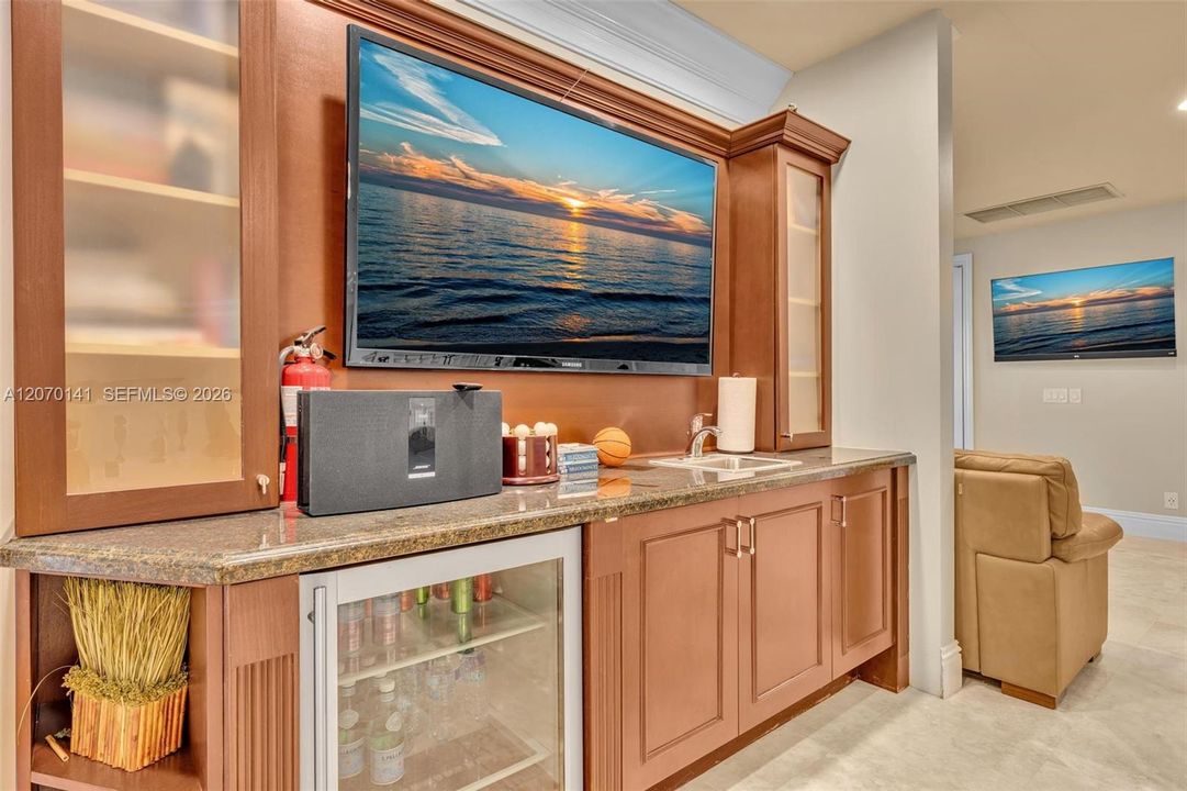 For Sale: $5,395,000 (7 beds, 6 baths, 7657 Square Feet)