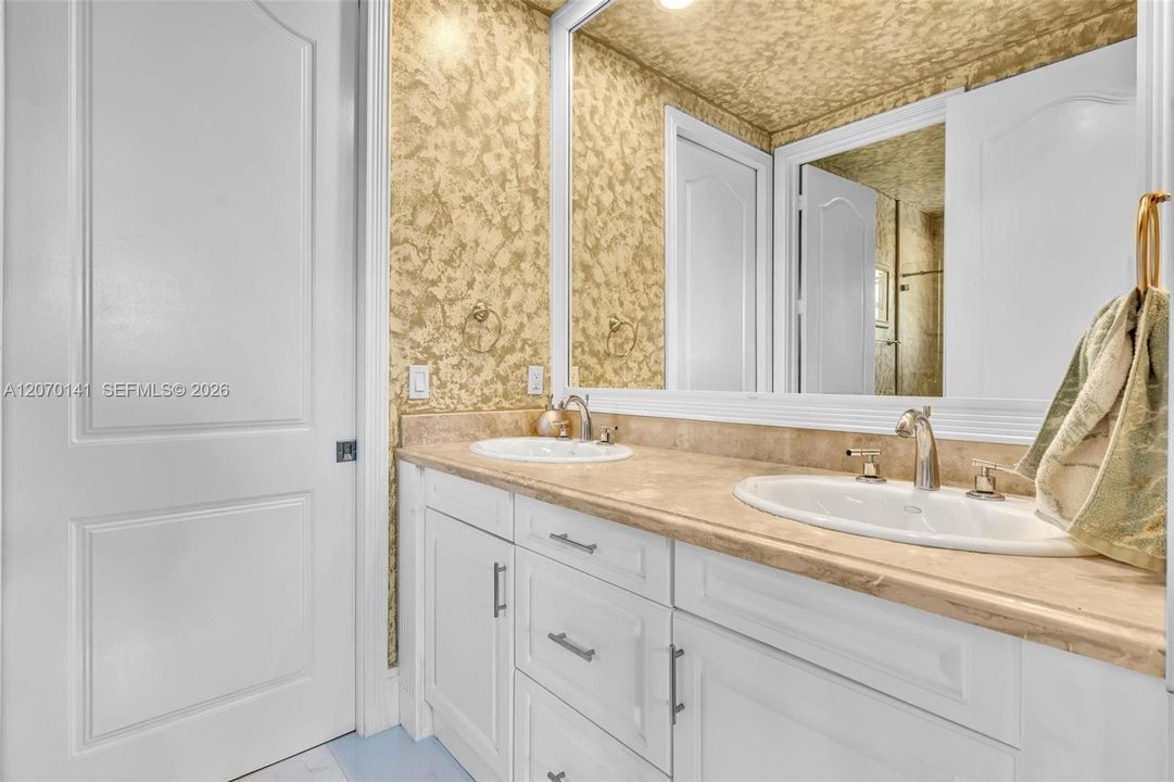 For Sale: $5,395,000 (7 beds, 6 baths, 7657 Square Feet)
