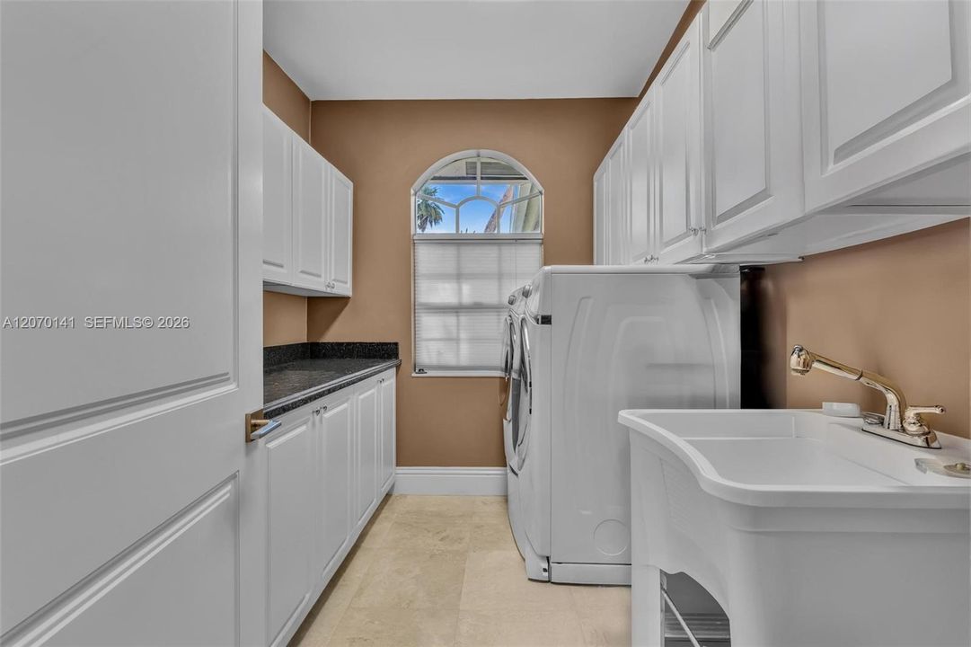 For Sale: $5,395,000 (7 beds, 6 baths, 7657 Square Feet)