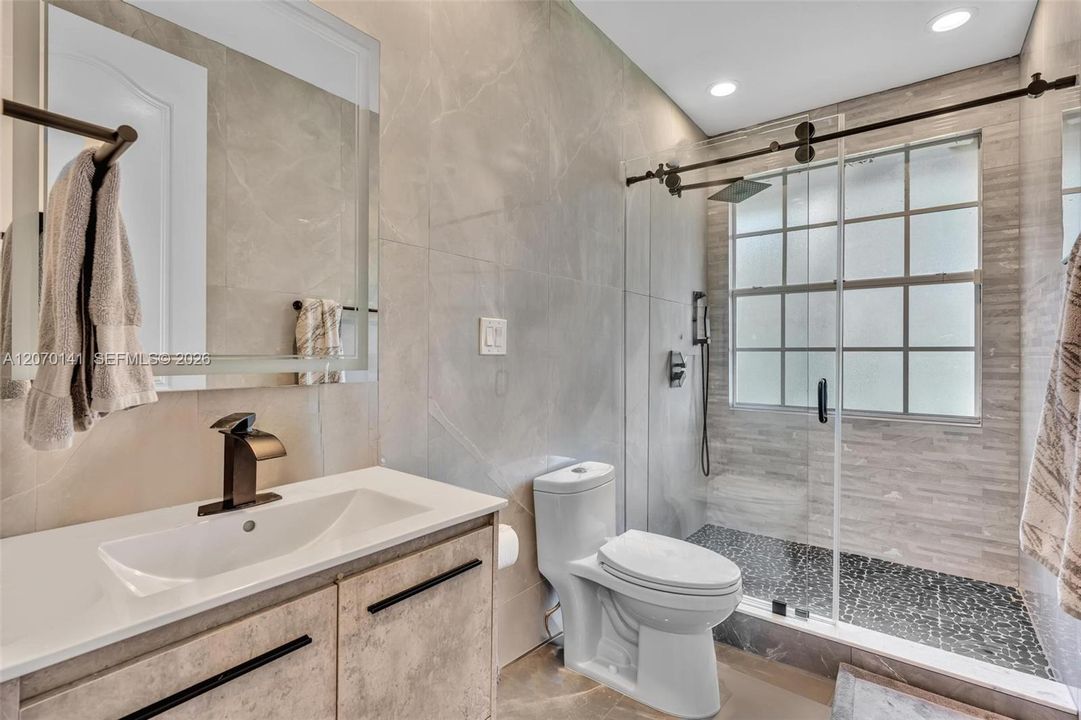 For Sale: $5,395,000 (7 beds, 6 baths, 7657 Square Feet)